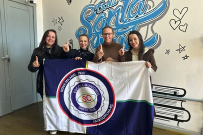 Na foto, da esquerda para a direita: Jesica Storchi Ferreira, vice-diretora da manhã, Veridiana Brustolin, vice-diretora da tarde, Flávia Zanfeliz, secretária municipal da educação e Fernanda Aguiar, diretora da escola.<!-- NICAID(16096384) -->