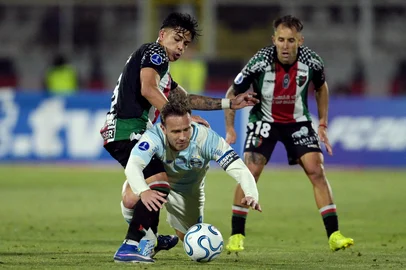 Gremio's midfielder #08 Arthur Melo is fouled by Palestino's midfielder #08 Nicolas Meza during the Copa Sudamericana group stage football match between Chile's Palestino and Brazil's Gremio at the Municipal de la Cisterna stadium in Santiago on April 29, 2026. (Photo by Rodrigo ARANGUA / AFP)Editoria: SPOLocal: SantiagoIndexador: RODRIGO ARANGUASecao: soccerFonte: AFPFotógrafo: STF<!-- NICAID(16276151) -->