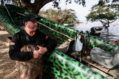PORTO ALEGRE, RS, BRASIL, 02-07-2025: Neni do Lami resgatou todos moradores atingidos pela enchente de 2024. Lauri Goettems, 45 anos, construiu ele mesmo a embarcação Sucuri, feita de fibra e garrafas pet, e com ela fez o resgate da população do bairro Lami durante a enchente de maio. Hoje a Sucuri está sem motor, danificado durante a enchente passada, porém Neni segue levando mantimentos à moradores de regiões isoladas. Foto: Jonathan Heckler/Agência RBS<!-- NICAID(16071725) -->