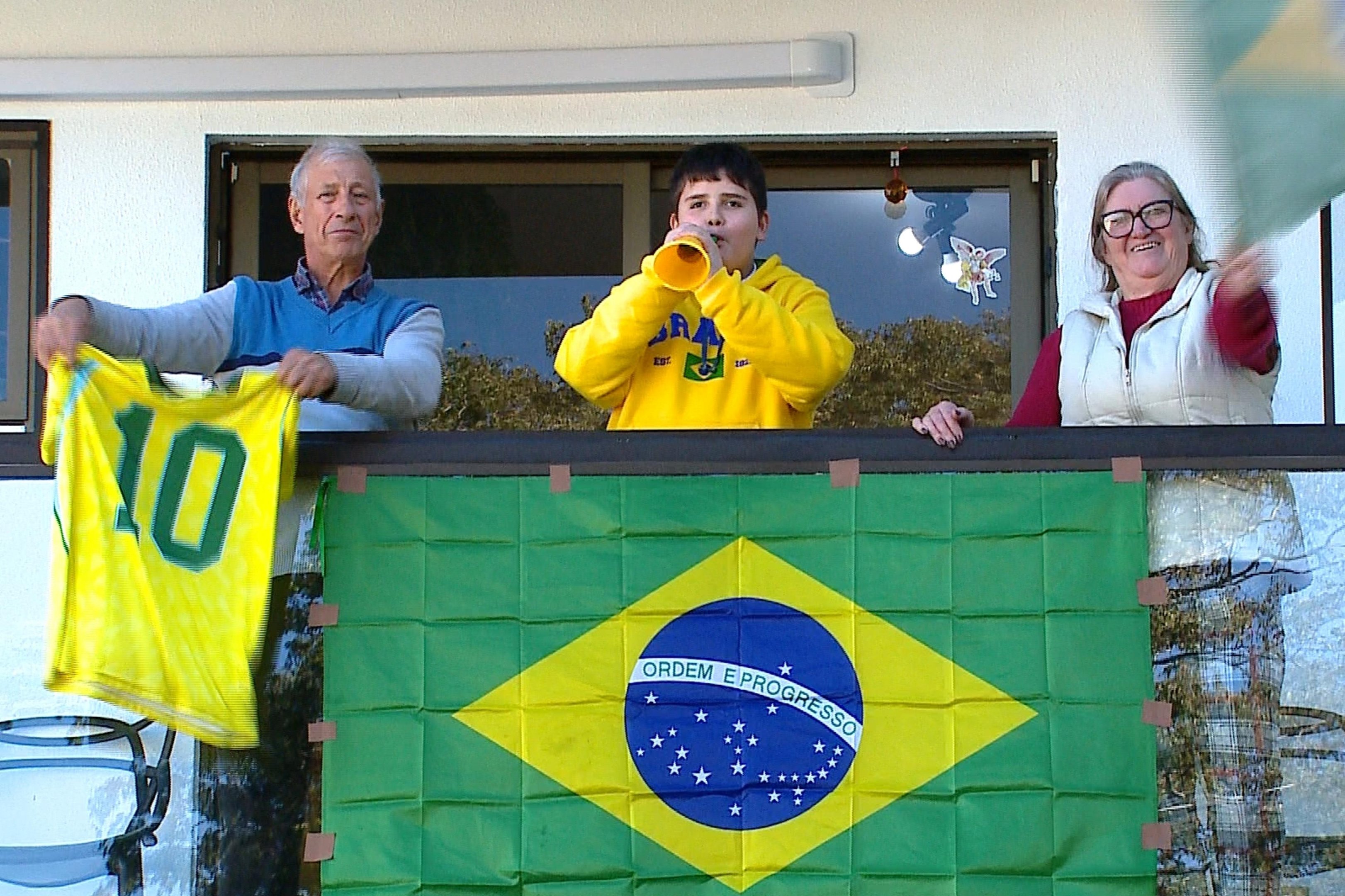 Paixão pelo futebol ajuda no desenvolvimento de adolescente autista e une famílias na torcida pelo hexa em Caxias do Sul