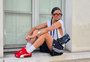 Tênis vermelho ainda é tendência? O item que transforma qualquer look segue firme em 2026