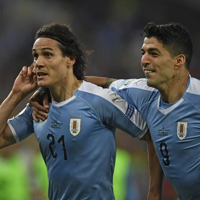 Uruguay's Edinson Cavani (L) celebrates with teammate Luis Suarez after scoring against Chile during their Copa America football tournament group match at Maracana Stadium in Rio de Janeiro, Brazil, on June 24, 2019. (Photo by Mauro PIMENTEL / AFP)Editoria: SPOLocal: Rio de JaneiroIndexador: MAURO PIMENTELSecao: soccerFonte: AFPFotógrafo: STF<!-- NICAID(15777777) -->
