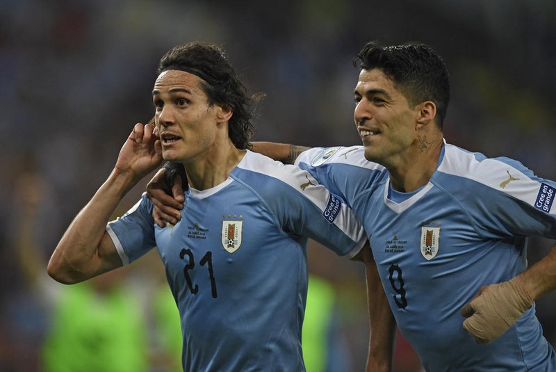 Uruguay's Edinson Cavani (L) celebrates with teammate Luis Suarez after scoring against Chile during their Copa America football tournament group match at Maracana Stadium in Rio de Janeiro, Brazil, on June 24, 2019. (Photo by Mauro PIMENTEL / AFP)Editoria: SPOLocal: Rio de JaneiroIndexador: MAURO PIMENTELSecao: soccerFonte: AFPFotógrafo: STF<!-- NICAID(15777777) -->
