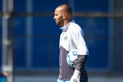 O goleiro Weverton participa de treino do Grêmio no CT Luiz Carvalho.<!-- NICAID(16283832) -->