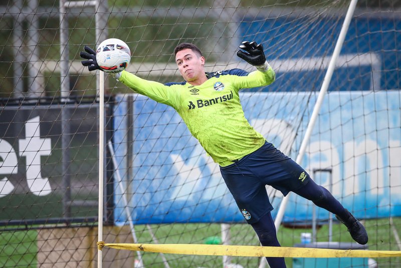 Treino GremioRS - FUTEBOL/ TREINO GREMIO 2022 - ESPORTES - Jogadores do Gremio realizam treino tÃ©cnico durante a tarde desta quarta-feira, no CT Luiz Carvalho, na preparaÃ§Ã£o para a partida valida pelo Campeonato Brasileiro 2022. FOTO: LUCAS UEBEL/GREMIO FBPA. BrennoEditoria: SPOLocal: Porto AlegreIndexador: Lucas UebelSecao: futebolFonte: Gremio.netFotógrafo: Treino Gremio<!-- NICAID(15166267) -->