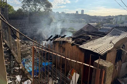 Incêndio destrói três casas no bairro Salgado Filho, em Caxias do Sul.<!-- NICAID(16242486) -->