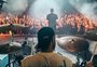 Membros da banda McFly correm na orla do Guaíba em manhã com neblina em Porto Alegre