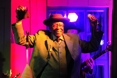 CAXIAS DO SUL, RS, BRASIL, 23/11/2019. SEGUNDO DIA - 12º Mississipi Delta Bluers Festival RS - MDBF Mardi Gras Edition. Show de Bob Stroger & Headcutters no Creole Moon Stage. (Porthus Junior/Agência RBS)<!-- NICAID(14335774) -->