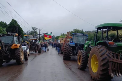 Tratoraço de agricultores em Centenário pede mais prazo para pagamento de dívidas rurais<!-- NICAID(16064126) -->