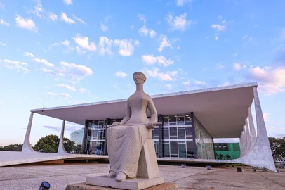 STF Fachada e Estátua<!-- NICAID(16081121) -->
