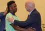 Vinícius Júnior recebe visita de Infantino e fala em lutar contra o racismo "por todos que não têm voz"