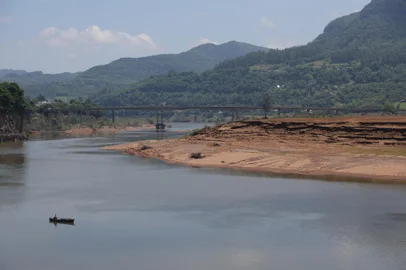 ROCA SALES,  RS - ENCHENTES NO RS (SEIS MESES DEPOIS) - Fotos mostram como está a situação no Vale do Taquari seis meses após as enchentes que atingiram o Rio Grande do Sul em maio de 2024. Na imagem, a ponte entre Lajeado e Arroio do Meio FOTO: JEFFERSON BOTEGA, AGÊNCIA RBSIndexador: jeff botega<!-- NICAID(15903689) -->