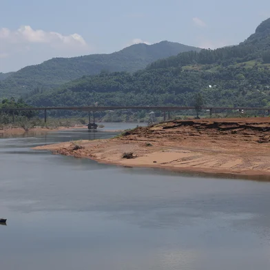 ROCA SALES,  RS - ENCHENTES NO RS (SEIS MESES DEPOIS) - Fotos mostram como está a situação no Vale do Taquari seis meses após as enchentes que atingiram o Rio Grande do Sul em maio de 2024. Na imagem, a ponte entre Lajeado e Arroio do Meio FOTO: JEFFERSON BOTEGA, AGÊNCIA RBSIndexador: jeff botega<!-- NICAID(15903689) -->