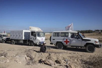 Vehicles of the International Committee of the Red Cross (ICRC), including refrigerated trucks, prepare to depart for the Kissufim crossing, located east of Deir el-Balah in the central Gaza Strip, to receive the bodies of Palestinians that have been held in Israeli custody on October 15, 2025. Under the ceasefire deal brokered by the US president, Israel was to turn over the bodies of 15 Palestinians for every deceased Israeli returned. (Photo by BASHAR TALEB / AFP)Editoria: WARLocal: Deir el-BalahIndexador: BASHAR TALEBSecao: conflict (general)Fonte: AFPFotógrafo: STR<!-- NICAID(16146567) -->
