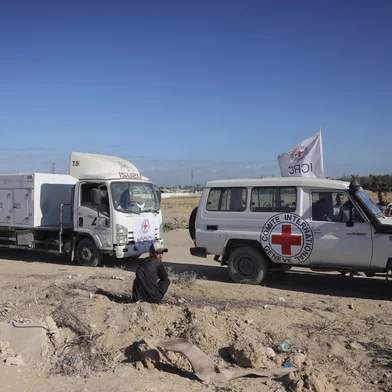 Vehicles of the International Committee of the Red Cross (ICRC), including refrigerated trucks, prepare to depart for the Kissufim crossing, located east of Deir el-Balah in the central Gaza Strip, to receive the bodies of Palestinians that have been held in Israeli custody on October 15, 2025. Under the ceasefire deal brokered by the US president, Israel was to turn over the bodies of 15 Palestinians for every deceased Israeli returned. (Photo by BASHAR TALEB / AFP)Editoria: WARLocal: Deir el-BalahIndexador: BASHAR TALEBSecao: conflict (general)Fonte: AFPFotógrafo: STR<!-- NICAID(16146567) -->
