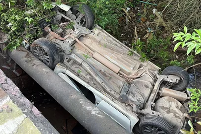 Marcos Pacheco / Grupo RBS Acidente aconteceu na manhã desta segunda-feira (14). Sem ferimentos, motorista que caiu com carro em valão recusou teste do bafômetro<!-- NICAID(16365107) -->