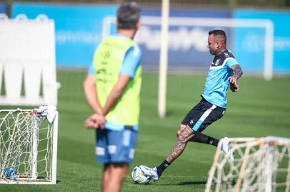 RS - FUTEBOL/ TREINO GREMIO 2023 - ESPORTES - Jogadores do Gremio realizam treino tÃ©cnico durante a manha desta terÃ§a-feira, no CT Luiz Carvalho, na preparaÃ§Ã£o para a partida valida pelo Campeonato Brasileiro 2023. FOTO: LUCAS UEBEL/GREMIO FBPANa foto: Luan<!-- NICAID(15508394) -->