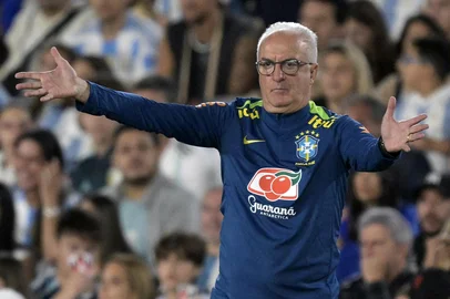 Brazil's head coach Dorival Junior gestures during the 2026 FIFA World Cup South American qualifiers football match between Argentina and Brazil at the Mas Monumental stadium in Buenos Aires province, on March 25, 2025. (Photo by JUAN MABROMATA / AFP)Editoria: SPOLocal: Buenos AiresIndexador: JUAN MABROMATASecao: soccerFonte: AFPFotógrafo: STF<!-- NICAID(16003479) -->