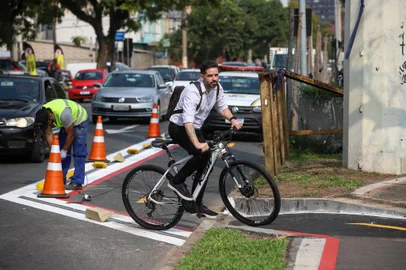PORTO ALEGRE, RS, BRASIL, 22.08.24: Ciclovia da Ipiranga é alterada. Foram colocadas rampas de o na avenida Ipiranga junto à rua Ramiro Barcelos (Centro/bairro), rua Silva Só (bairro/Centro) e rua São Manoel (Centro/bairro). Os ciclistas agora utilizaram a faixa da esquerda, modificando o trânsito nestes pontos. EPTC colocou sinalizações no local para informar o afunilamento das pistas.  Fotos: Duda Fortes/Agencia RBS<!-- NICAID(15846661) -->