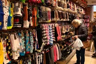Capivaras nos pés e pantufas para sair na rua: como o frio estimula vendas de produtos tradicionais e das novidades da estação na Serra<!-- NICAID(16068991) -->