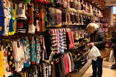 Capivaras nos pés e pantufas para sair na rua: como o frio estimula vendas de produtos tradicionais e das novidades da estação na Serra<!-- NICAID(16068991) -->