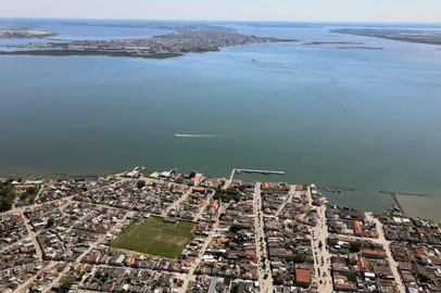 São José do Norte na frente e Rio Grande ao fundo. As cidades são separadas por uma faixa de água da Lagoa dos Patos<!-- NICAID(16127212) -->