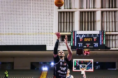 Shamell entrou para a história mais uma vez no NBB. O ala norte-americano é o primeiro atleta a ultrapassar a marca dos 9 mil pontos em sua carreira dentro da principal campeonato de basquete do país. <!-- NICAID(15910863) -->