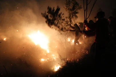 PORTO ALEGRE, RS, BRASIL - 2024.07.03 - Incêndio atinge parte do Morro Santana, na zona leste de Porto Alegre. (Foto: Renan  Mattos/ Agência RBS)<!-- NICAID(15805254) -->