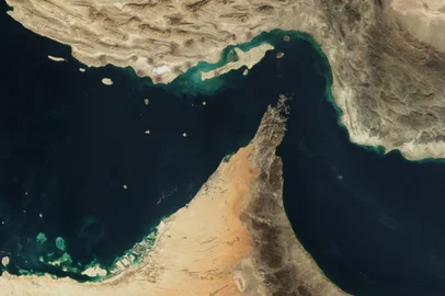 Uma fotografia de satélite do Estreito de Ormuz. O Irã ameaça fechá-lo em represália a sanções internacionais, o que barraria o trânsito de um terço do petróleo transportado por mar no mundo.<!-- NICAID(7815274) -->