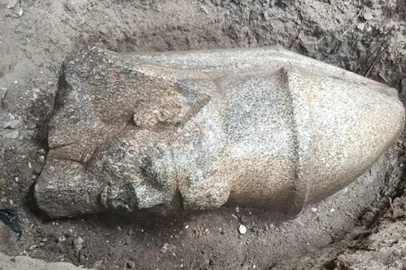 Escavações de resgate descobriram no Egito os restos de duas estátuas reais colossais, uma identificada como o Rei Ramsés II e a outra que se acredita retratar o mesmo rei, além de um bloco de granito rosa com inscrições hieroglíficas contendo seus títulos reais. A primeira estátua pode ter tido originalmente cerca de 8,5 metros de altura, incluindo sua base.<!-- NICAID(16388119) -->
