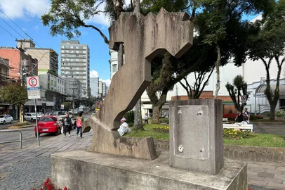 Monumento à Itália com as placas furtadas. <!-- NICAID(16019084) -->