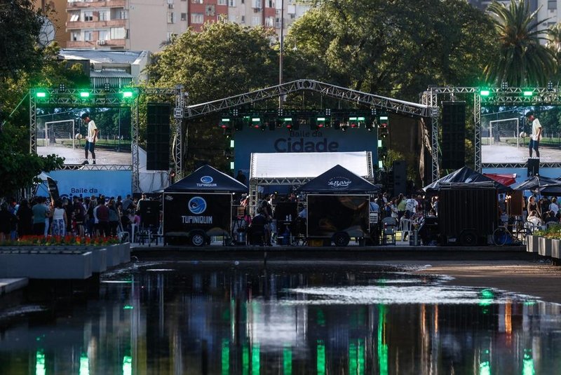 PORTO ALEGRE, RS, BRASIL - 2023.03.23 - O tradicional Baile da Cidade ocorreu neste sábado, em Porto Alegre. Com atrações musicais como DJs, apresentações artísticas de danças folclóricas e parque para crianças, o parque da Redenção recebeu mais uma edição do evento. (Foto: André Ávila/ Agência RBS) <!-- NICAID(15714471) -->