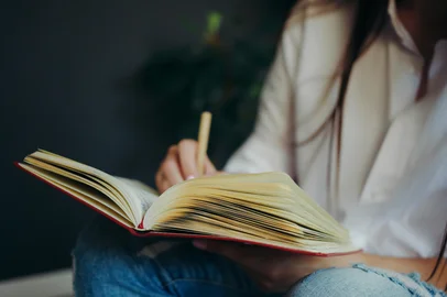 Closeup of a female hand writing on an blank notebook with a pen.Escrever, escrita, caderno. Foto: stock_chris / stock.adobe.comIndexador: Photographer: Anastasiya BardaevFonte: 245522606<!-- NICAID(15981163) -->