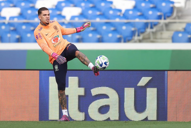 O goleiro Ederson participa de treino da Seleção Brasileira no Estádio Mangueirão, em Belém, no Pará, em preparação para as Eliminatórias Sul-Americanas para a Copa do Mundo de 2026.<!-- NICAID(15534842) -->