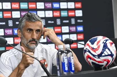 Al Ahly's Spanish head coach Jose Riveiro gestures during a press conference at the Hard Rock Stadium in Miami Gardens, Florida on June 13, 2025, on the eve of the Club World Cup 2025 Group A football match between Egypt's Al-Ahly and US Inter Miami. (Photo by ROBERTO SCHMIDT / AFP)Editoria: SPOLocal: MiamiIndexador: ROBERTO SCHMIDTSecao: soccerFonte: AFPFotógrafo: STR<!-- NICAID(16063234) -->