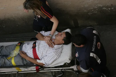 Caso EloáBrasil, São Paulo, SP, 16/10/2008. O pai da garota Eloá Cristina Pimentel, de 15 anos, Sr. Aldo, sai amparado pelos paramédicos do Serviço de Atendimento Móvel (SAMU), após o fracasso das negociações da Polícia Militar com o jovem Lindemberg Fernandes Alves, de 22 anos, que manteve a ex-namorada em cárcere privado por 101 horas, no apartamento da vítima no Condomínio Santo André da Companhia de Desenvolvimento Habitacional Urbano (CDHU), em Santo André, no ABC Paulista. Ela foi morta no dia 17 de outubro de 2008 com um tiro na cabeça disparado por Lindemberg, em um trágico desfecho do sequestro. O rapaz invadiu o apartamento da adolescente inconformado com o fim do relacionamento. - Crédito:ROBSON FERNANDJES/ESTADÃO CONTEÚDO/AE/Código imagem:251757Editoria: CIDLocal: SANTO ANDRÉIndexador: ROBSON FERNANDJESFonte: AGE<!-- NICAID(16170712) -->