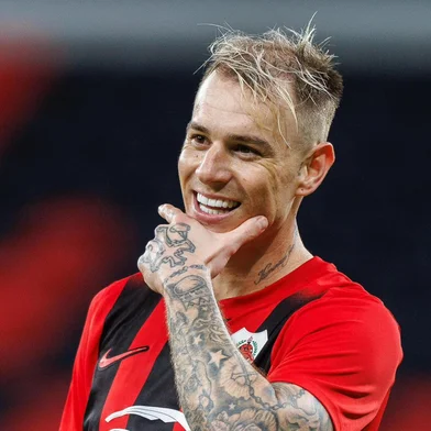futebol , Grêmio , Roger Guedes, Al-Rayyan<!-- NICAID(16101625) -->