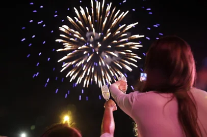PORTO ALEGRE, RS, BRASIL, 01-01-2016 : Milhares de pessoas comemoraram os últimos momentos de 2015 em Porto Alegre, durante show de fogos de artifício. Foto: André Ávila/Agência RBS, Notícias)<!-- NICAID(11922470) -->
