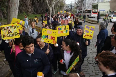 Chegou a hora da alegria da inclusão! A oitava edição do Festival Especial será realizada entre 21 a 28 de agosto em entidades que atendem pessoas com deficiência intelectual. Desta vez, as atividades de cultura e lazer terão como tema os 150 Anos da Imigração Italiana. Já tradicional e aguardado por este público, o Festival Especial é realizado em sintonia com a Semana Nacional da Pessoa com Deficiência Intelectual e Múltipla. Música, dança, teatro, desfile cênico e apresentações também de artistas com deficiência fazem parte das atividades concebidas e realizadas pela Varsóvia – Educação e Cultura, em correalização como SESC Caxias do Sul. As APAEs, a Escola Especial João Prataviera, a ARAMPA e o Centro Dia Caxias são as entidades recebem a programação que também é aberta à comunidade em geral.<!-- NICAID(15844149) -->