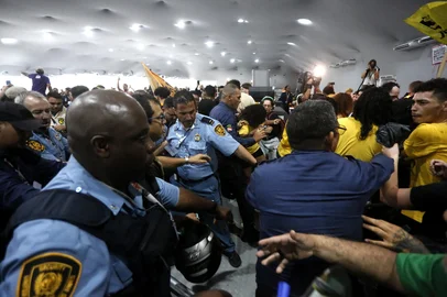 Olga LEIRIA / AFP Security personnel clash with indigenous people and students as they storm the venue during the COP30 UN Climate Change Conference in Belem, Para State, Brazil, on November 11, 2025. Dozens of indigenous protesters clashed with security guards at the COP30 summit in Belem on Tuesday while trying to enter the site, a rare incident for a UN climate conference, AFP journalists observed. (Photo by Olga Leiria / AFP)Editoria: WEALocal: BelémIndexador: OLGA LEIRIASecao: diplomacyFonte: AFPFotógrafo: STR<!-- NICAID(16165489) -->