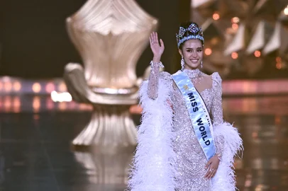Thailands Opal Suchata Chuangsri celebrates after winning the 72th Miss World 2025 pageant at the HITEX Exhibition Centre in Hyderabad on May 31, 2025. (Photo by NOAH SEELAM / AFP)Editoria: ACELocal: HyderabadIndexador: NOAH SEELAMSecao: culture (general)Fonte: AFPFotógrafo: STR<!-- NICAID(16050928) -->