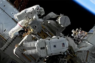 Astronautas perdem maleta no espaço durante missão de reparo na Estação Espacial Internacional <!-- NICAID(15597159) -->