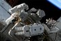 Astronautas perdem maleta no espaço durante missão de reparo na Estação Espacial Internacional <!-- NICAID(15597159) -->