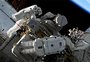 Astronautas perdem maleta no espaço; entenda o que acontecerá com o objeto