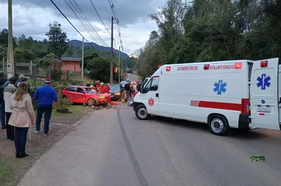 Colisão entre Gol e Celta deixa cinco feridos em Picada Café. Acidente ocorreu no fim da tarde de sábado, na Rua Vicente Prieto, Bairro Joaneta<!-- NICAID(15848699) -->