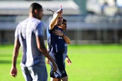 CAXIAS DO SUL, RS, BRASIL, 31/08/2021. Treino do Caxias no CT Baixada Rubra/Vanderlei Bersaghi. O Caxias se prepara para a última rodada da primeira fase da Série D do Campeonato Brasileiro. Na foto, técnico Rafael Jaques. (Porthus Junior/Agência RBS)<!-- NICAID(14877533) -->