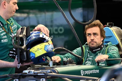 Aston Martin's Spanish driver Fernando Alonso inspects his car with team mechanics in the garage ahead of the Formula One Australian Grand Prix at Melbournes Albert Park on March 5, 2026. (Photo by Paul Crock / AFP) / -- IMAGE RESTRICTED TO EDITORIAL USE - STRICTLY NO COMMERCIAL USE --<!-- NICAID(16238664) -->