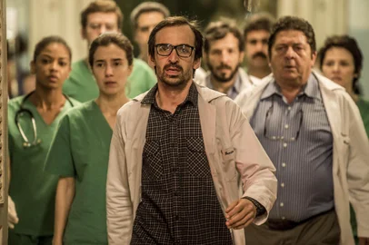 Equipe mÃ©dica de Sob Pressão<!-- NICAID(14882989) -->