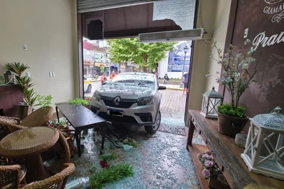 carro invade loja em Rio Grande<!-- NICAID(16202583) -->