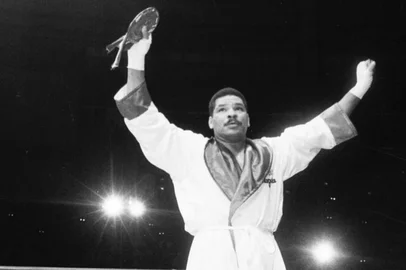 Pugilista Adilson Maguila Rodrigues luta com o argentino Jorge Guido Cambiaso.Maguila conseguiu um nocaute e manteve o título sul-americano dos pesos-pesados.A luta foi no Gigantinho, em Porto Alegre.#envelope: 65703